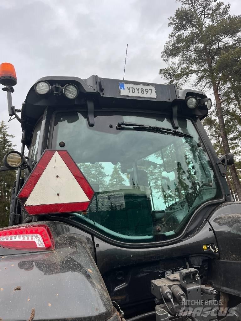 Valtra T 214 D الجرارات