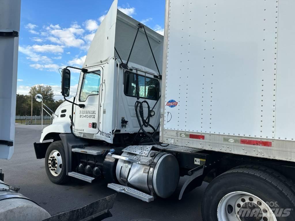 Mack Truck وحدات الجر