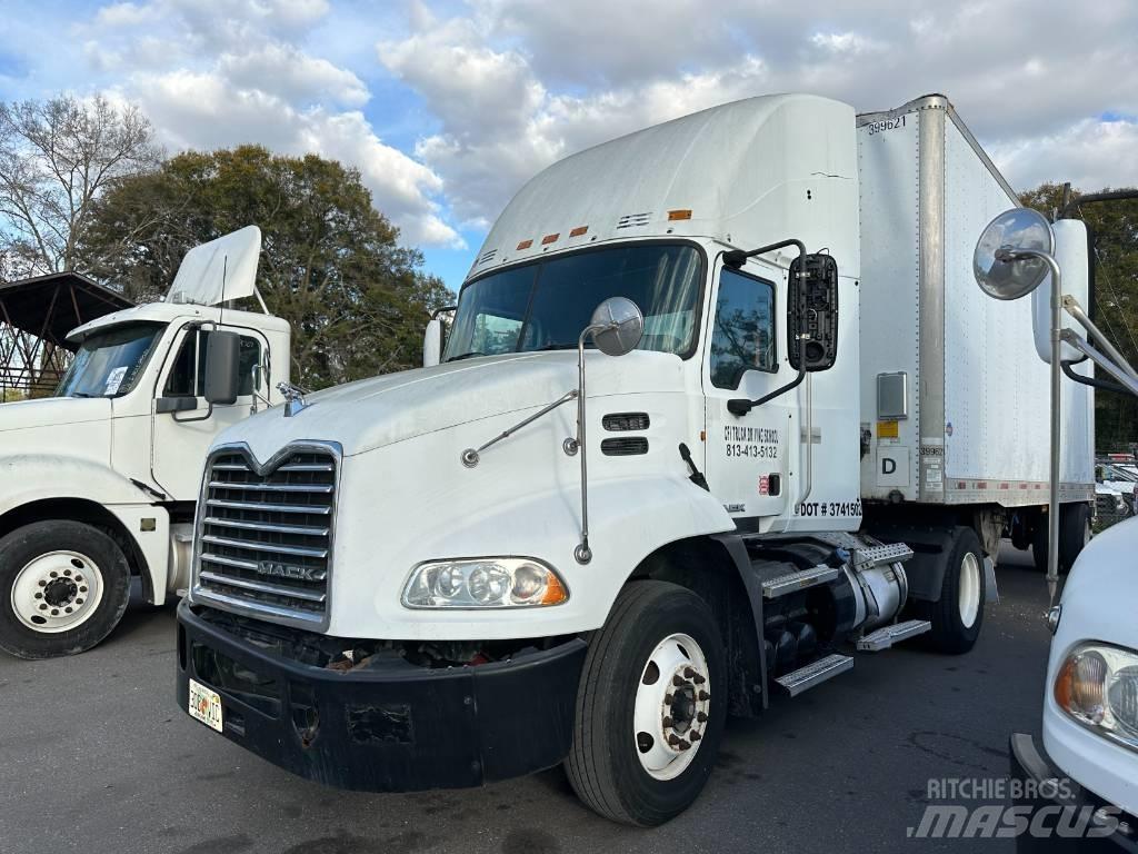Mack Truck وحدات الجر