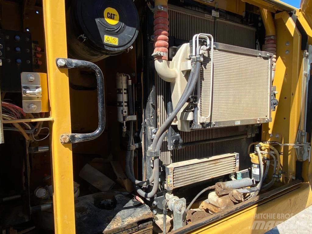 CAT 323 E حفارات زحافة