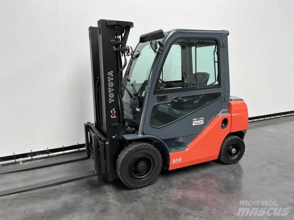 Toyota 02-8 FDF 25 شاحنات الديزل