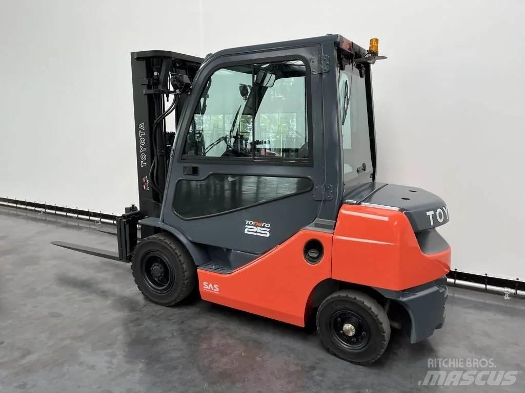 Toyota 02-8 FDF 25 شاحنات الديزل