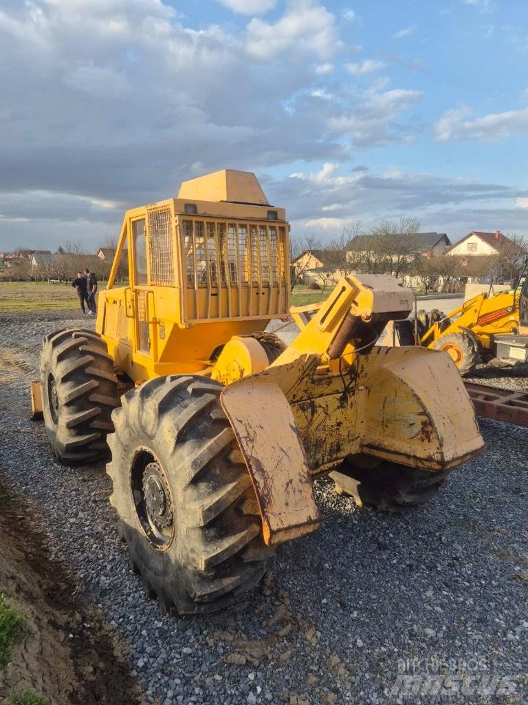 John Deere 667d جرارات التحريج