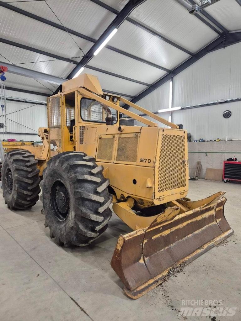 John Deere 667d جرارات التحريج
