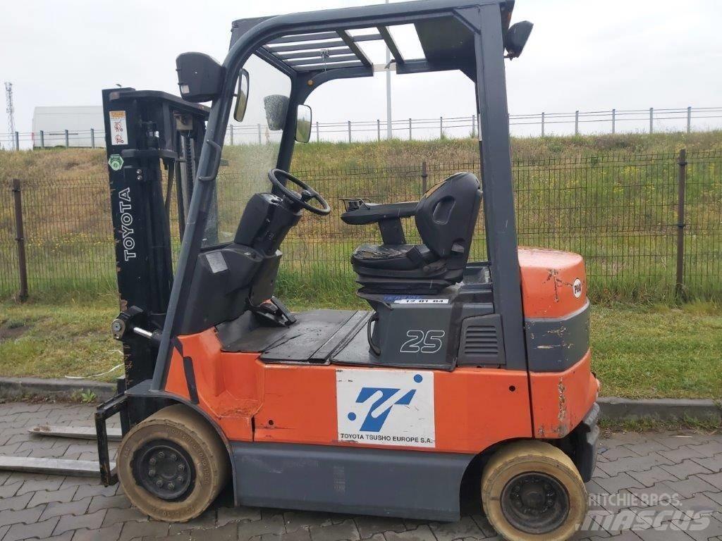 Toyota 7 FB MF 25 شاحنات ذات رافعات شوكية تعمل بالكهرباء
