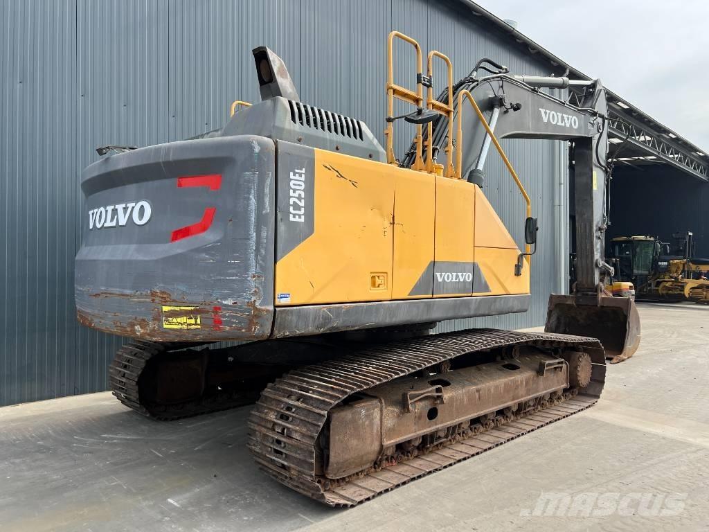 Volvo EC250E L حفارات زحافة