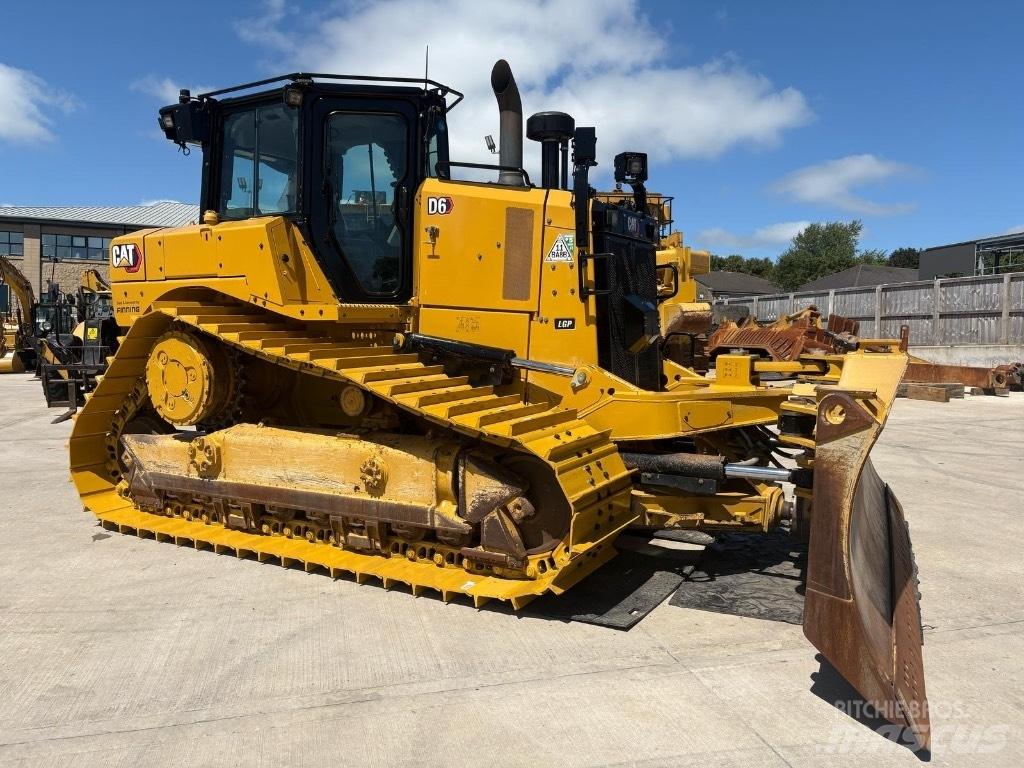 CAT D 6 LGP بلدوزرات مجنزرة