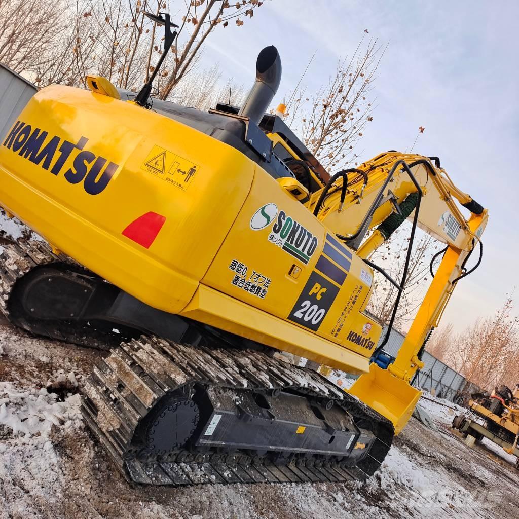 Komatsu PC 220-8 حفارات زحافة