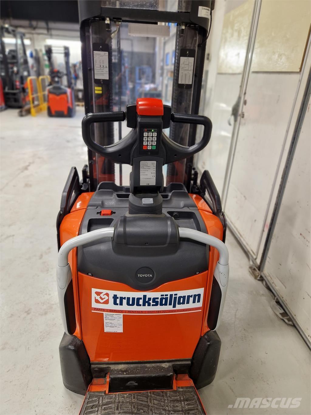 Toyota SPE120L شاحنات مناولة ذاتية الدفع