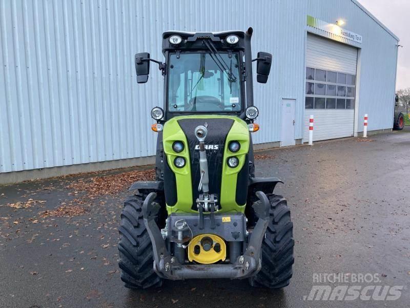 CLAAS NEXOS 240 S الجرارات