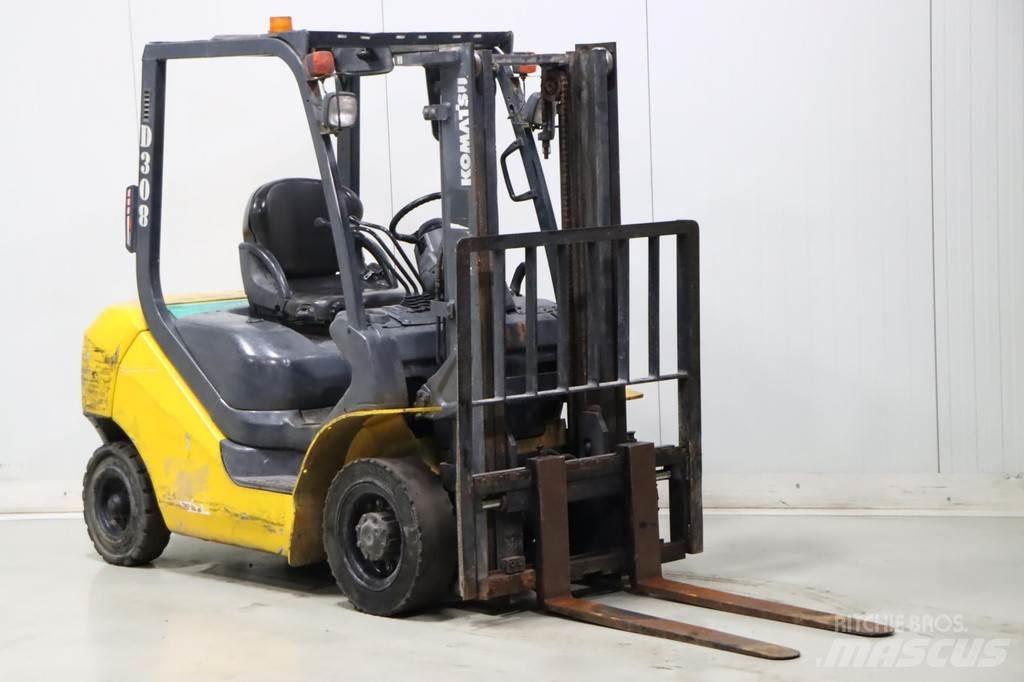 Komatsu FD25T-16 شاحنات الديزل