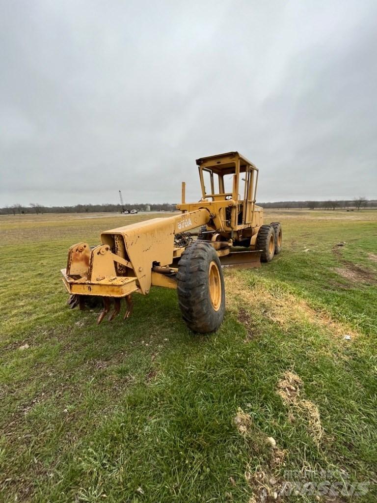 DEERE 570A معدات تمهيد الطرق