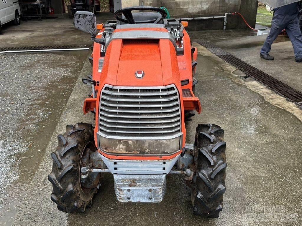 Kubota A-17 الجرارات