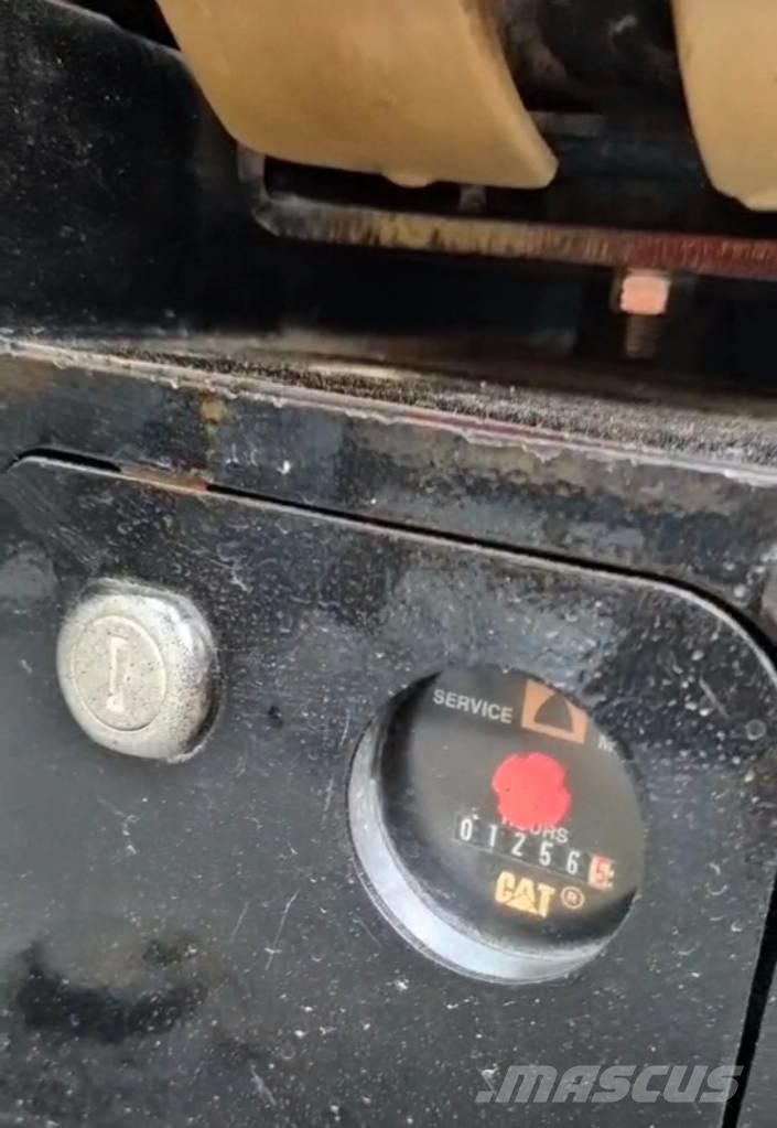 CAT 306 D حفارات زحافة