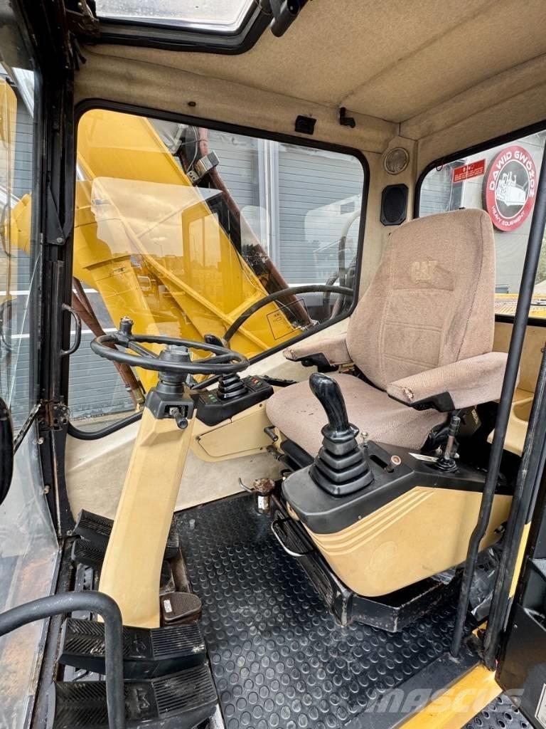 CAT M 318 حفارات بعجل