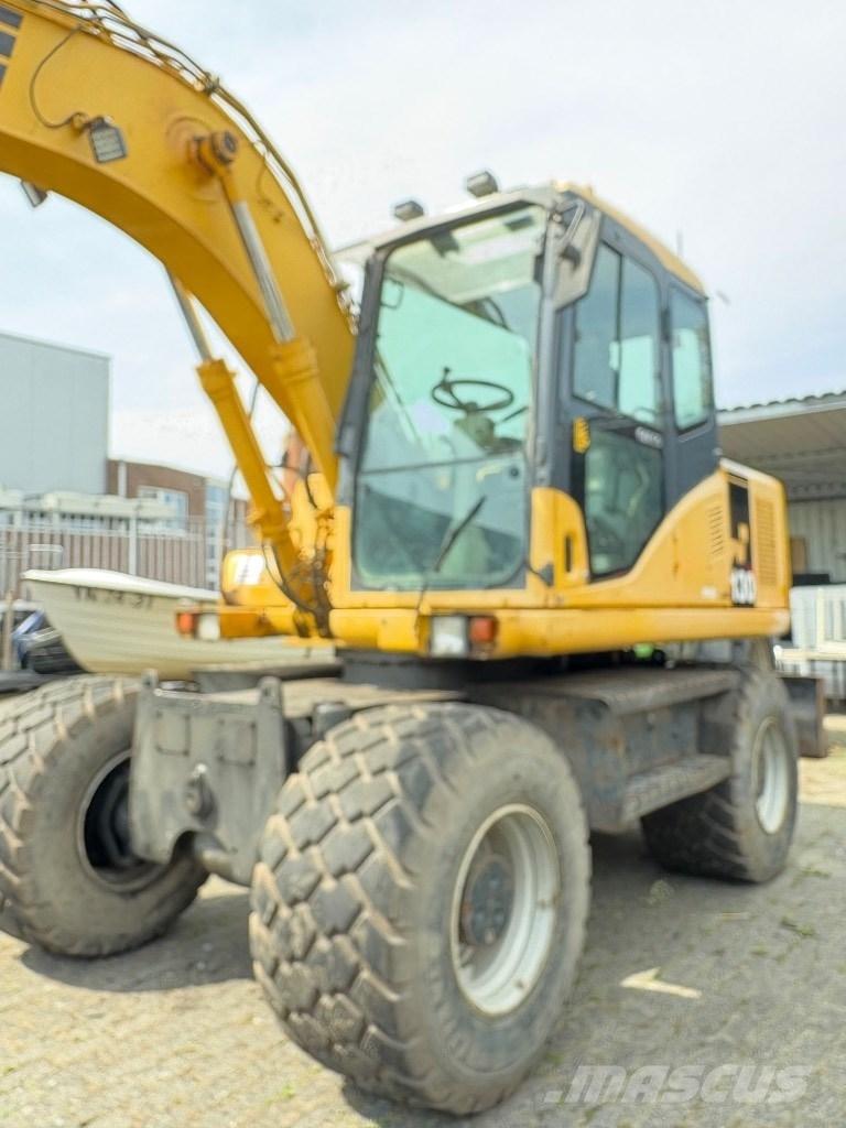 Komatsu PW 130-7K حفارات بعجل