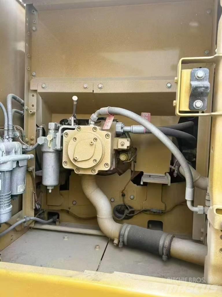 CAT 323 حفارات زحافة