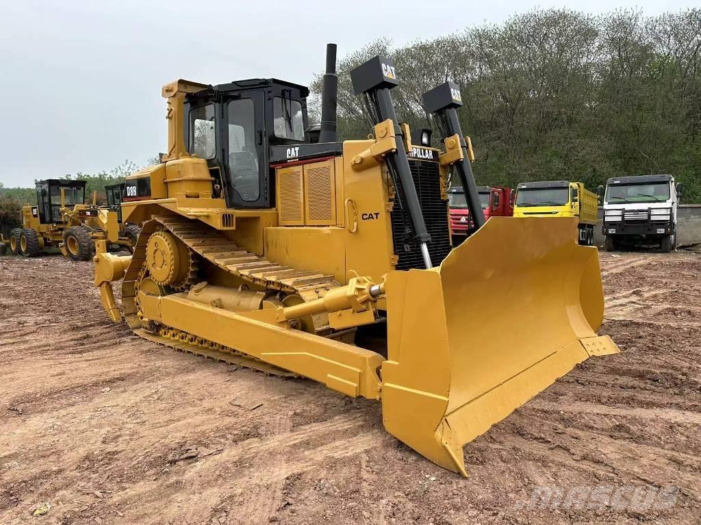 CAT D 8 R بلدوزرات مجنزرة