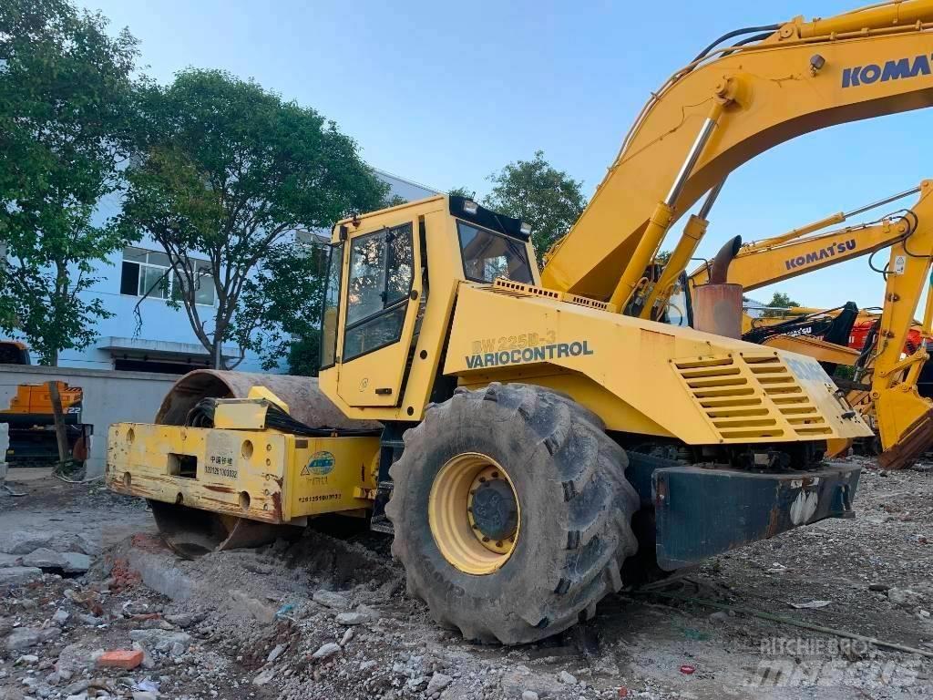 Bomag BW 225 D-3 مداحل ثنائية الاسطوانة