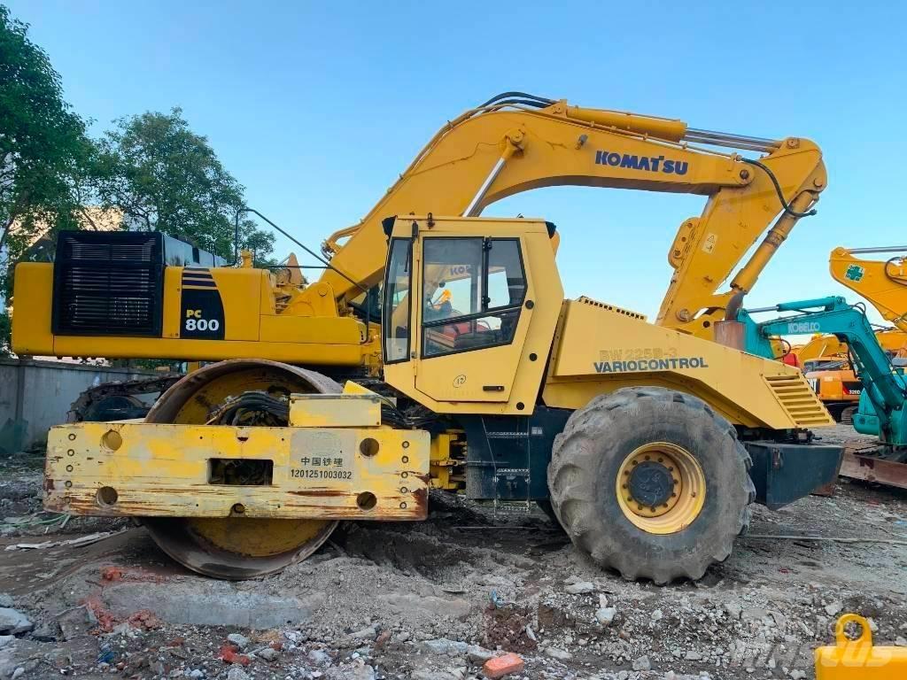 Bomag BW 225 D-3 مداحل ثنائية الاسطوانة