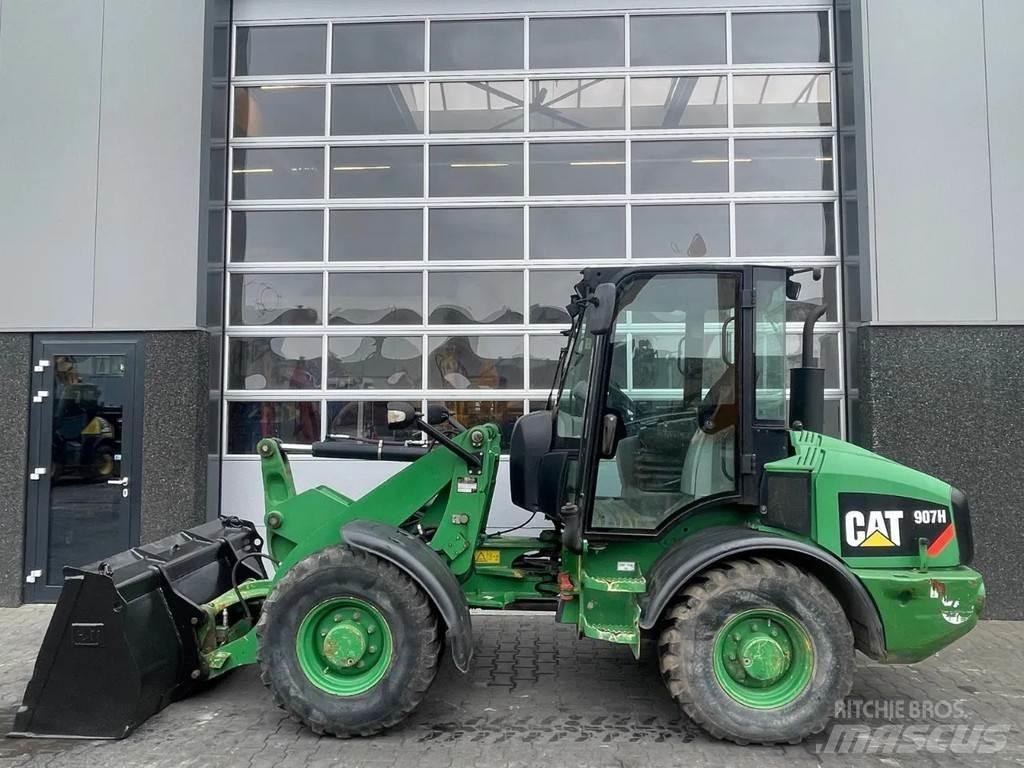 CAT 907H لوادر بعجل