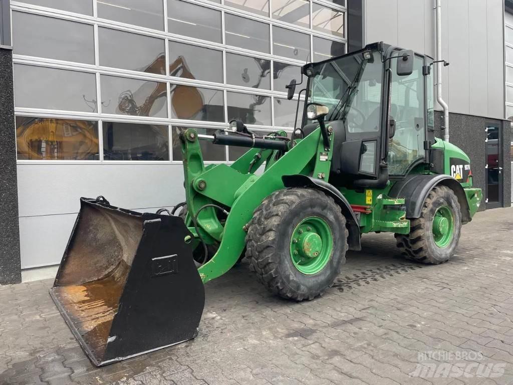 CAT 907H لوادر بعجل