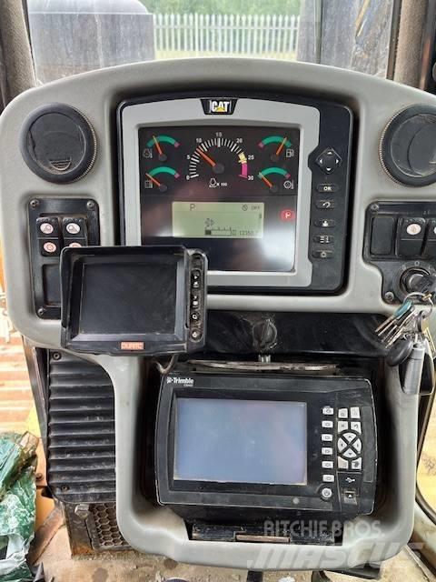 CAT D 6 T LGP بلدوزرات مجنزرة