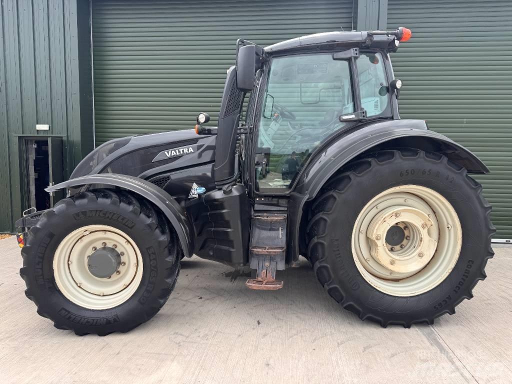 Valtra T 174 الجرارات