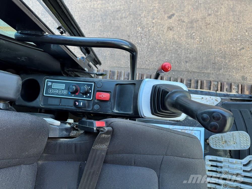 JCB JS131LC حفارات زحافة