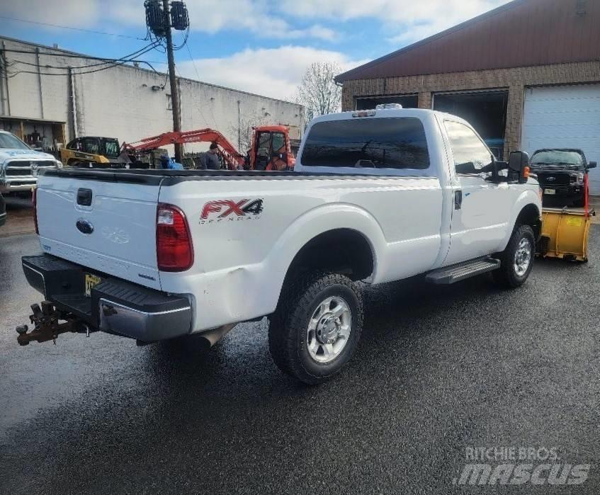 Ford F 250 FX4 حراثات ونصول الجليد