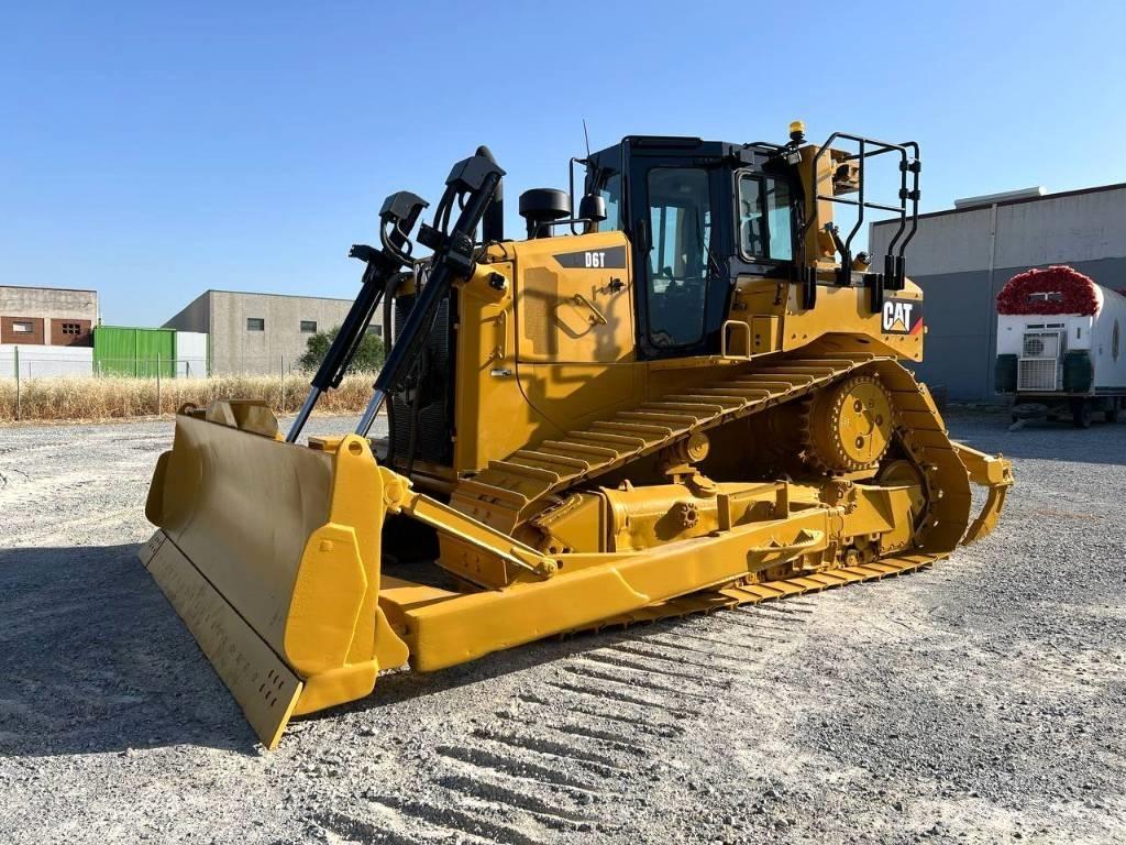 CAT D 6 T بلدوزرات مجنزرة