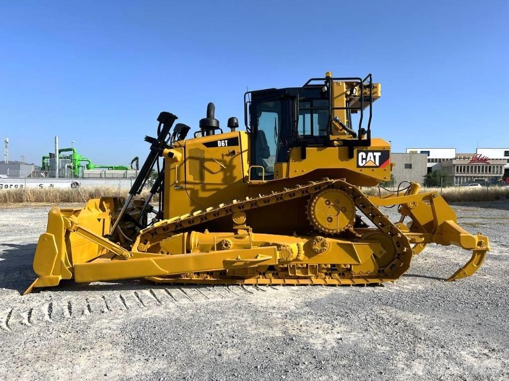 CAT D 6 T بلدوزرات مجنزرة