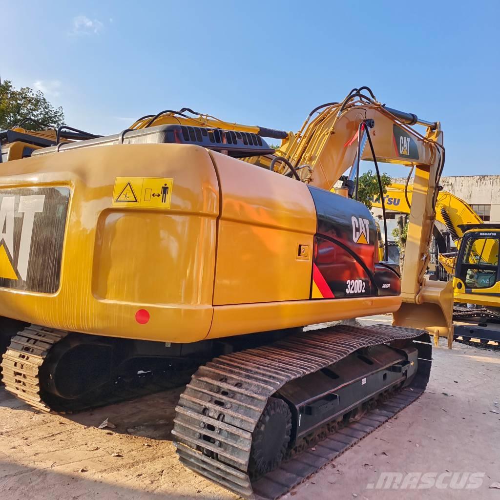 CAT 320 D حفارات زحافة