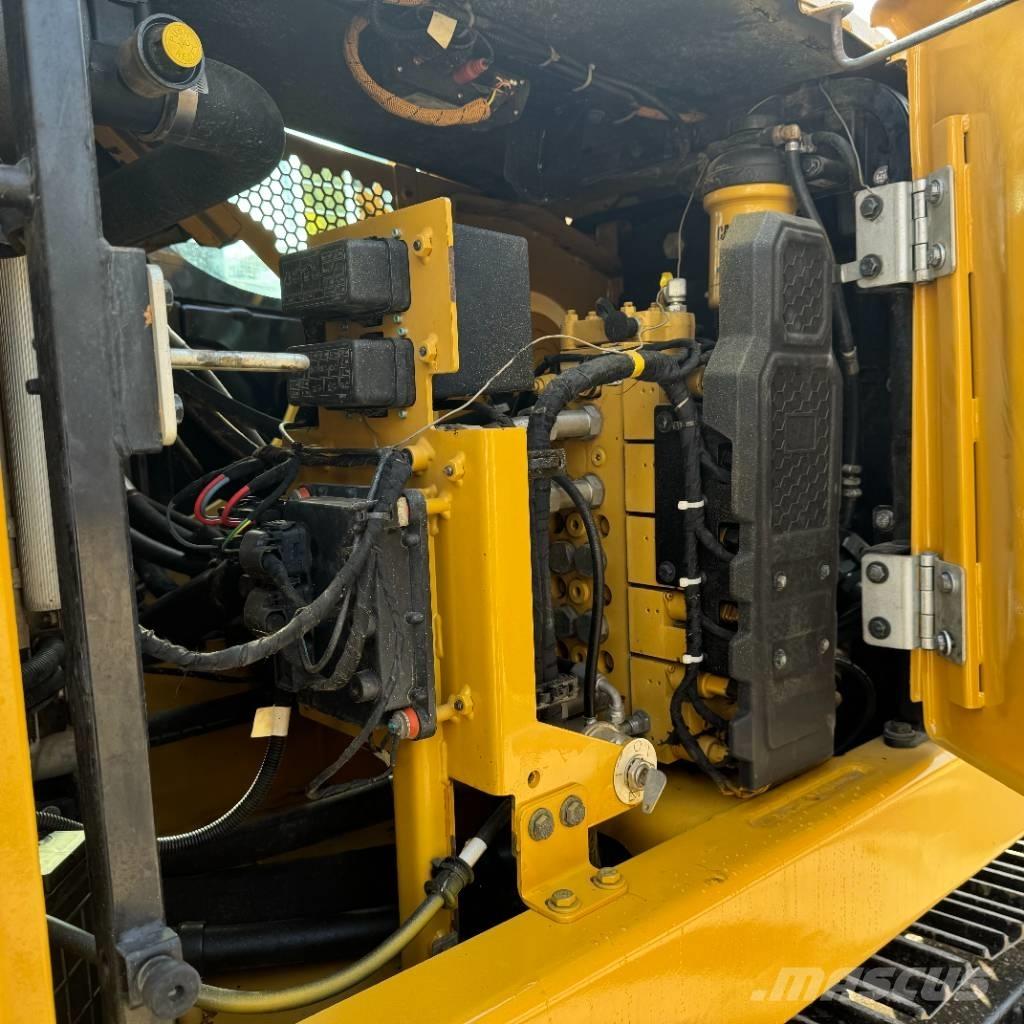CAT 310 حفارات زحافة