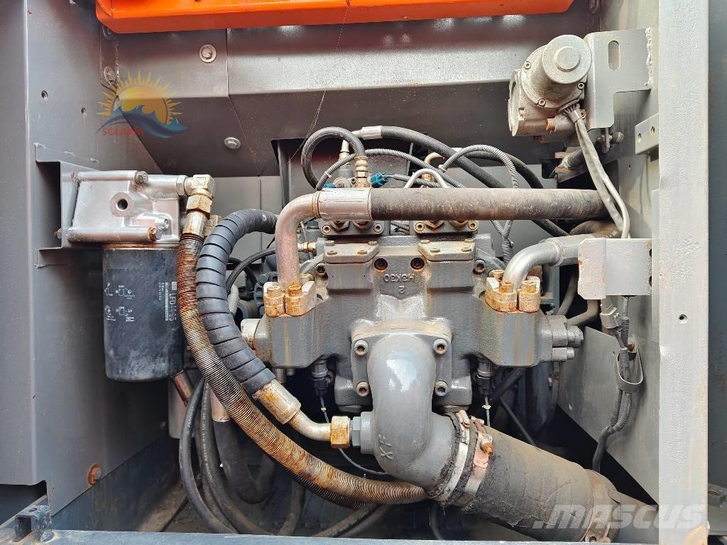 Hitachi ZX 200 حفارات زحافة