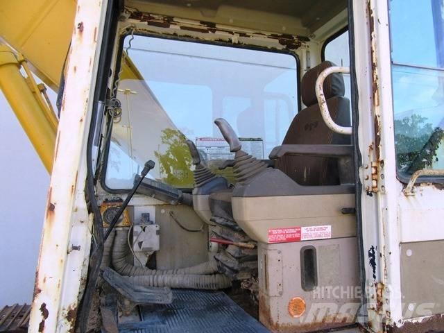 Komatsu PC 180 LC حفارات زحافة