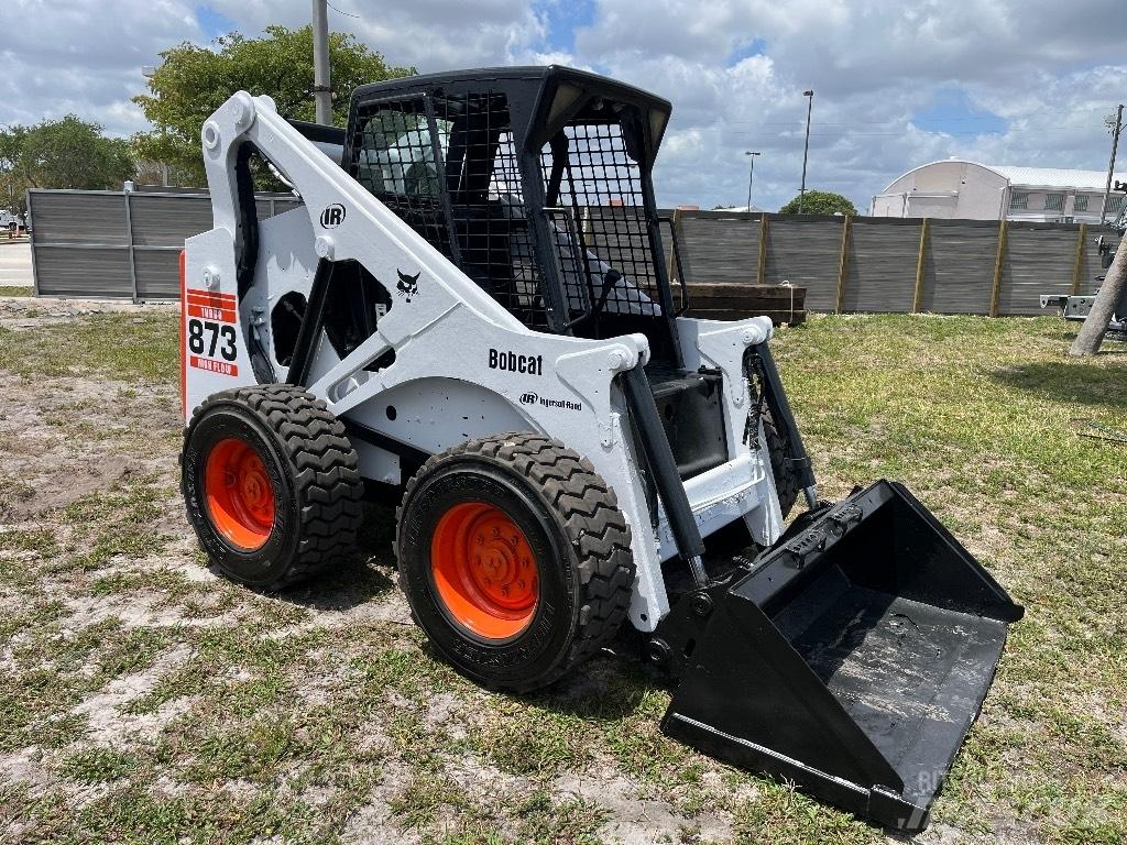 Bobcat 873 لوادر انزلاقية التوجيه