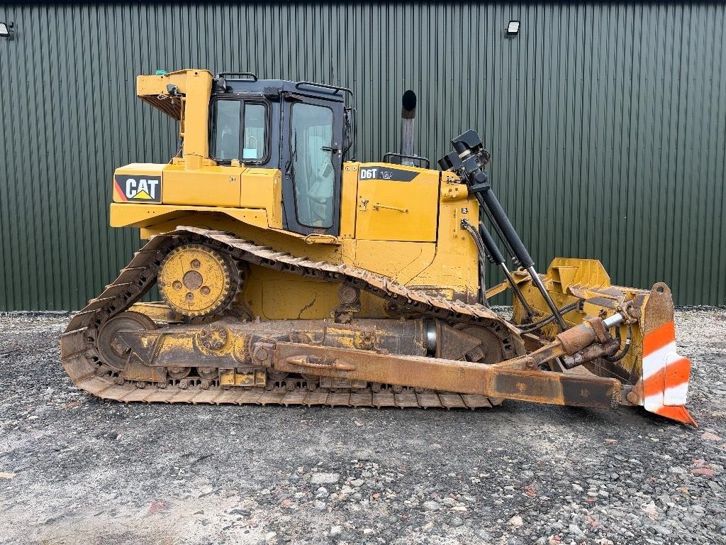 CAT D 6 T LGP بلدوزرات مجنزرة