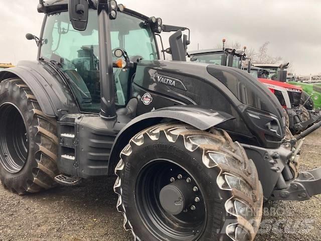 Valtra T 254 V الجرارات