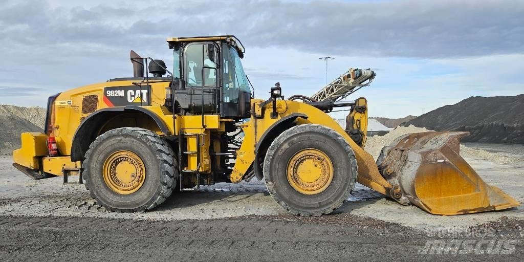 CAT 982 M لوادر بعجل