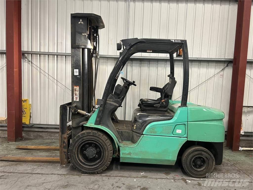 Mitsubishi FD35NT شاحنات الديزل
