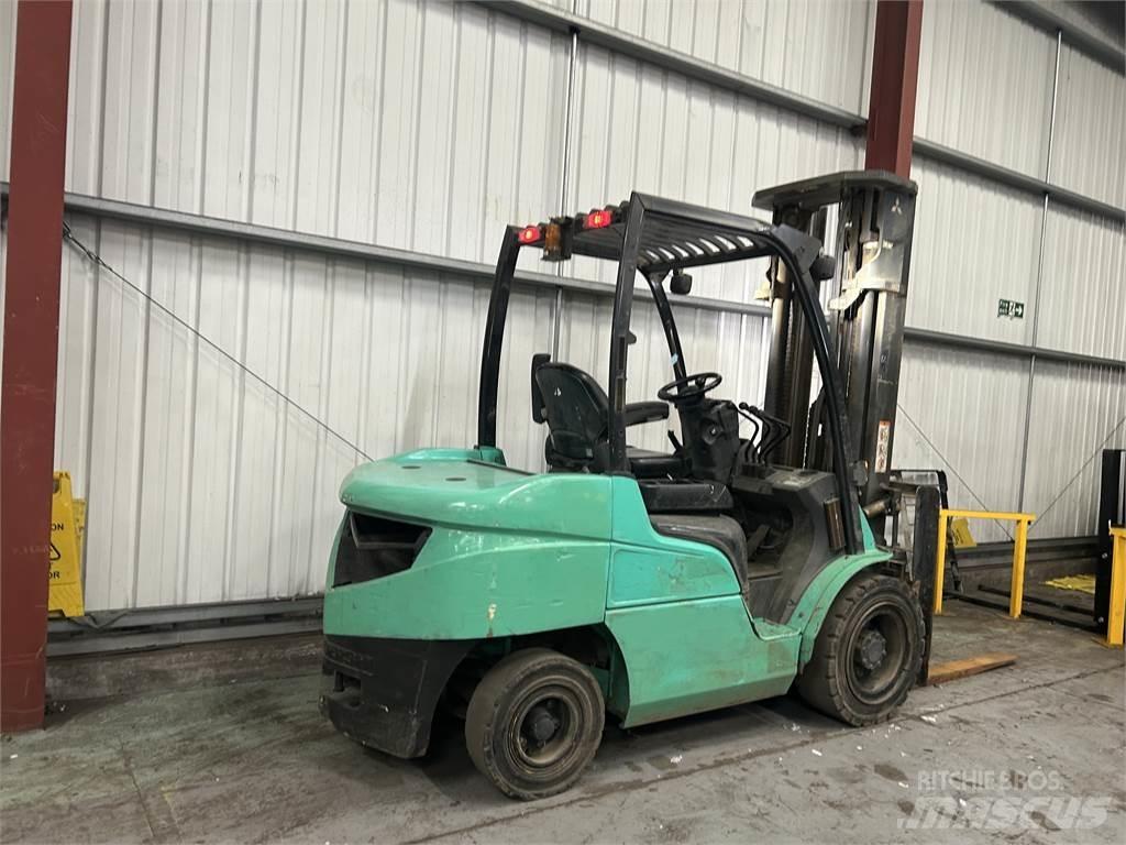 Mitsubishi FD35NT شاحنات الديزل