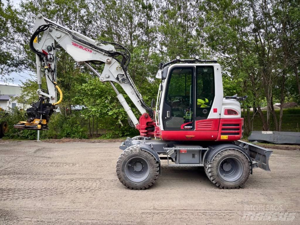 Takeuchi TB 295 W حفارات بعجل
