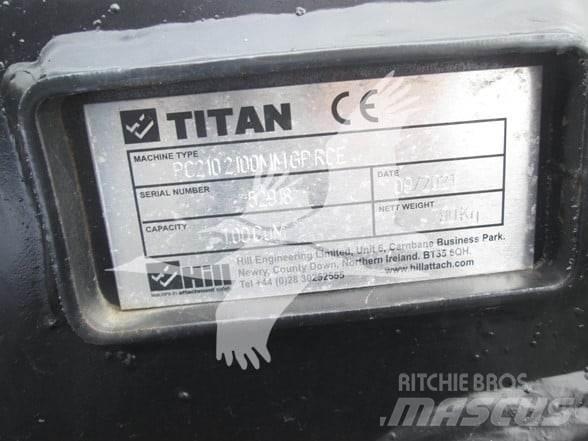 Titan CAT 320 دلاء