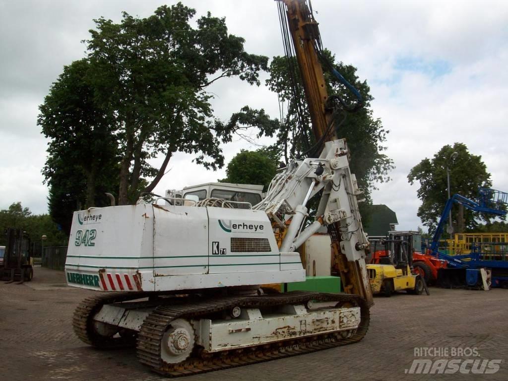 Liebherr R 942 منصات دق خوازيق