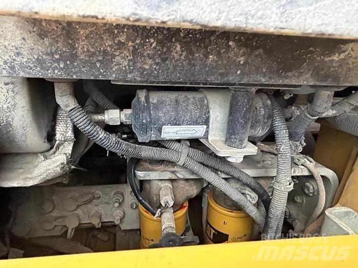 CAT 963D لوادر بعجل