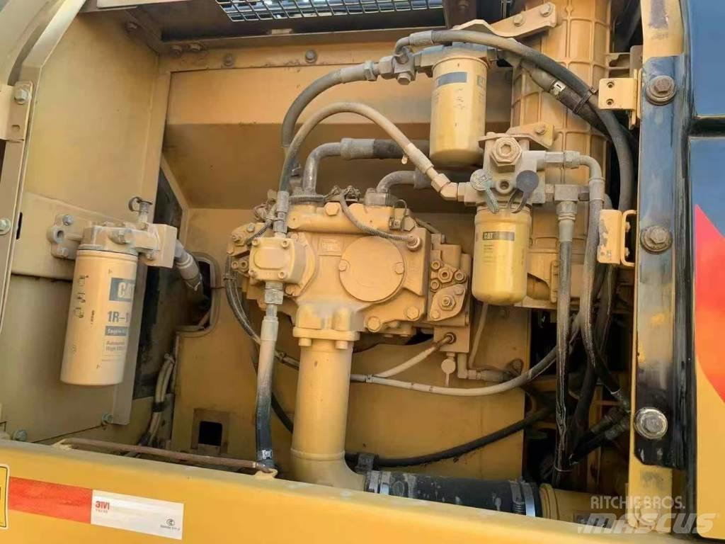 CAT 329 D حفارات زحافة