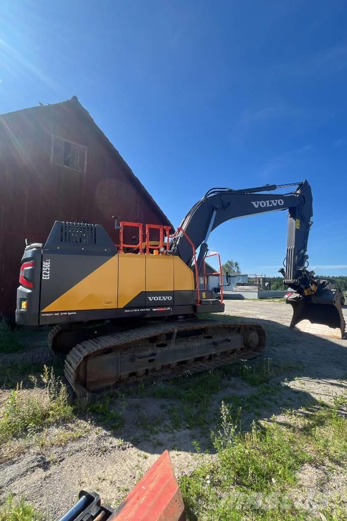 Volvo EC 250 EL حفارات زحافة