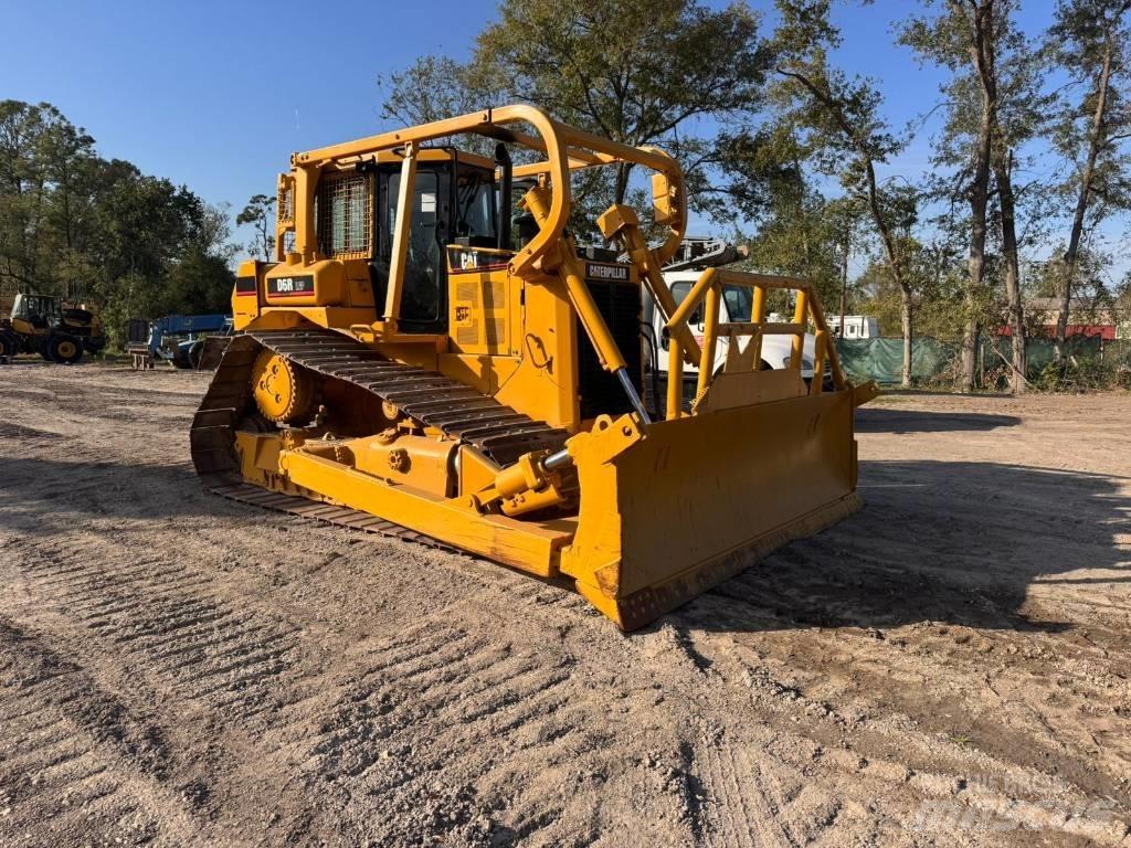 CAT D 6 R LGP II بلدوزرات مجنزرة