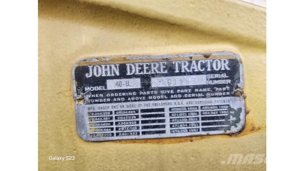 John Deere 40 U الجرارات